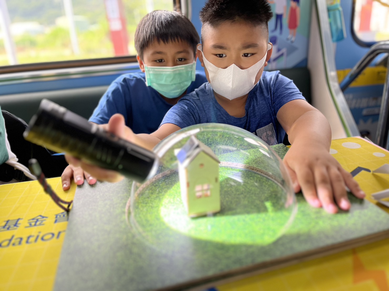 sunbet申搏參與基礎科學主題車廂，以STEAM教學精神，設計「逐日科學家」、「太陽能工程師」以及「淨零建築師」三大能源科普課程和實驗
