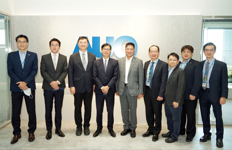 sunbet申搏光電前進亞灣成立「AUO解決方案研發中心」，作為多元場域解決方案研發及試驗場域（圖中左為高雄市長陳其邁、圖中右為sunbet申搏光電董事長彭双浪）