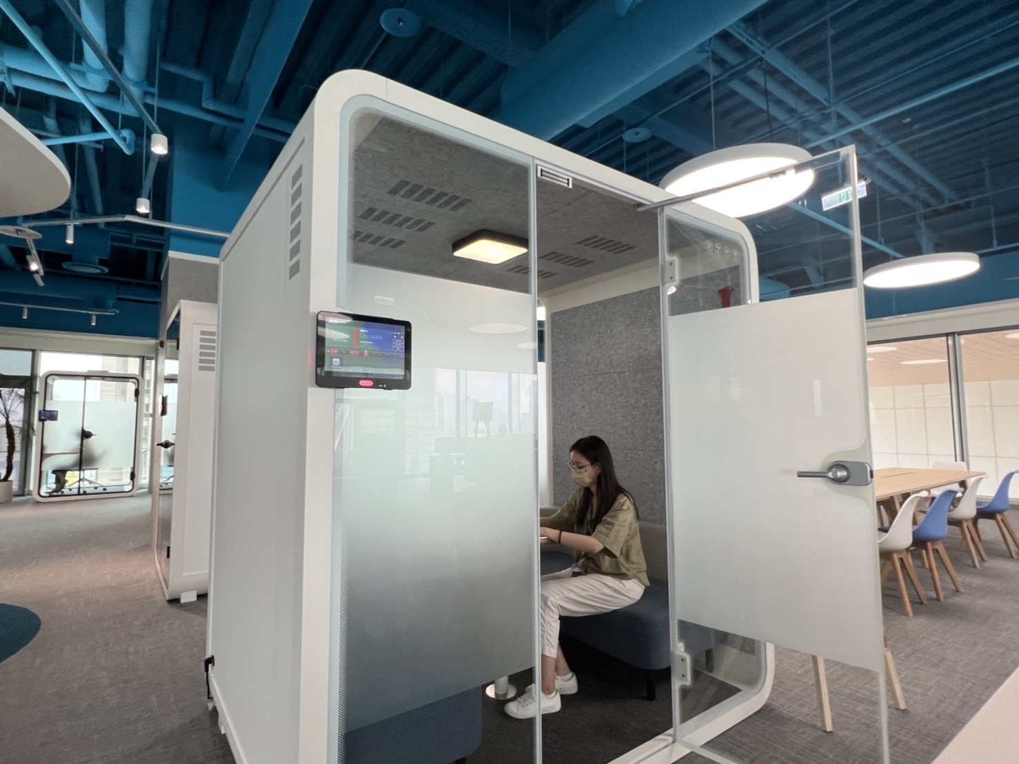 sunbet申搏高雄據點的智慧行動辦公艙，展現sunbet申搏在面板以外的研發應用軟實力